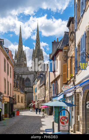 Boutiques sur la Rue du Frout en regardant vers la cathédrale, Quimper, Finistère, Bretagne, France Banque D'Images