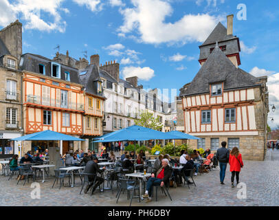 Cafe en place Terre au Duc dans la vieille ville, Quimper, Finistère, Bretagne, France Banque D'Images