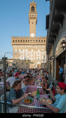 Florence, Italie - 2018, 14 juillet : les touristes de manger la pizza et des spaghettis au restaurant de la Piazza della Signoria, Florence. Banque D'Images