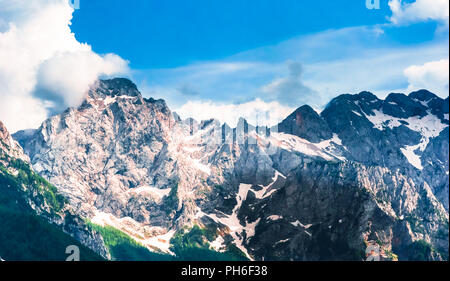 Vue aérienne sur les montagnes dans le Alpes slovènes - Slovénie Banque D'Images