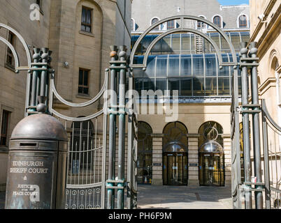 Avant de Edimbourg Sheriff Court, Chambers Street, Édimbourg, Écosse, Royaume-Uni, avec son enseigne à l'entrée Banque D'Images