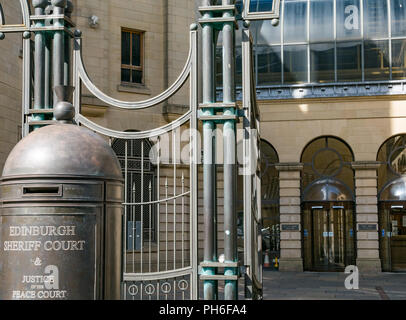 Avant de Edimbourg Sheriff Court, Chambers Street, Édimbourg, Écosse, Royaume-Uni, avec son enseigne à l'entrée Banque D'Images