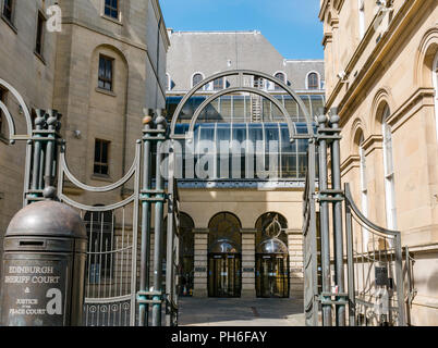 Avant de Edimbourg Sheriff Court, Chambers Street, Édimbourg, Écosse, Royaume-Uni, avec son enseigne à l'entrée Banque D'Images