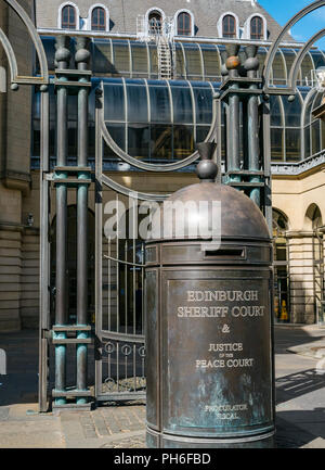 Avant de Edimbourg Sheriff Court, Chambers Street, Édimbourg, Écosse, Royaume-Uni, avec son enseigne à l'entrée Banque D'Images