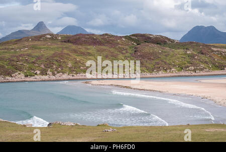 Vue sur mer ou sur la plage de rocky Achnahaird à Wester Ross, les Highlands écossais. Calme, plage en forme de croissant sur la côte nord-ouest de l'Ecosse Banque D'Images