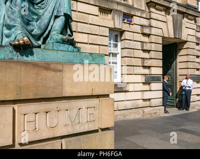 David Hume statue en bronze par Alexander Stoddart, Édimbourg Haute Cour de justicier, Royal Mile, Édimbourg, Écosse, Royaume-Uni, avec orteils frotté Banque D'Images