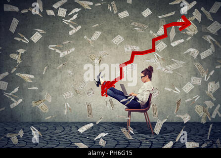 Vue côté Concept shot of businessman standing on chair parmi les projets de vol et en croissance flèche rouge sur fond gris Banque D'Images