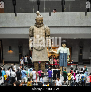 XIAN, CHINE - le 29 octobre 2017 : l'espace à l'extérieur de l'excavation de l'armée de terre cuite. Entrée au musée de l'armée de terre cuite. Banque D'Images