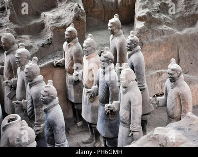 XIAN, CHINE - le 29 octobre 2017 : Armée de terre cuite. Les soldats d'argile de l'empereur de Chine. Sculptures des soldats de l'empereur. Banque D'Images