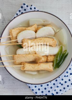 Pâte de poisson alimentaire asiatique stew, eomuk tang Banque D'Images