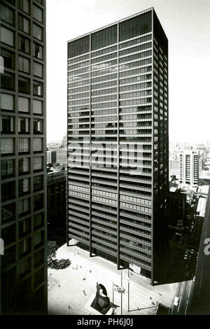 Richard J. Daley Center avec la Statue de Picasso Chicago situé dans Daley Plaza ca. 1967 Banque D'Images