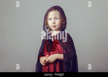 Portrait de belle adorable caucasien enfant habillés pour Halloween. Funny Girl dans la sorcière costume fée en studio pour l'automne automne holid saisonniers Banque D'Images