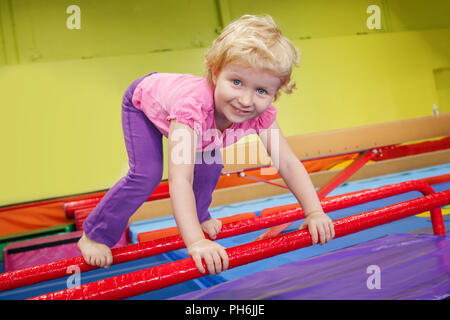 Portrait of white blonde Woman happy smiling baby girl enfant faisant des exercices dans la salle de sport jouissant sport class Banque D'Images