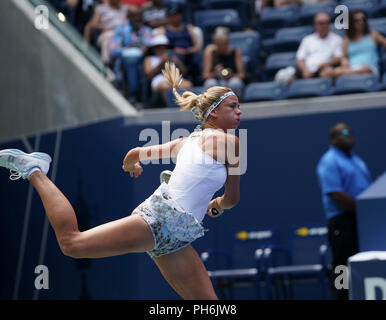 New York, NY - 29 août 2018 : Camila Giorgi d'Italie sert pendant l'US Open 2018 2ème tour match contre Venus Williams des USA à l'USTA Billie Jean King National Tennis Center Banque D'Images