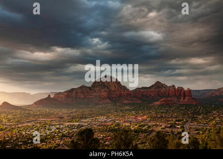 Sedona et ses environs buttes de grès au coucher du soleil avec les nuages, Arizona, USA Banque D'Images