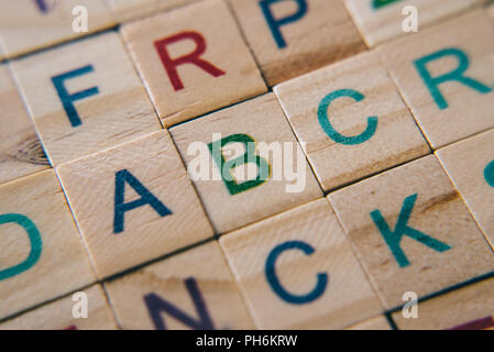 Close up of wooden alphabet minéral se concentrer sur lettre A B et C. concept éducatif Banque D'Images