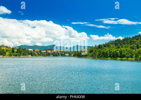 Panorama de la belle ville de Fuzine, sur le lac Bajer, Gorski kotar, Croatie Banque D'Images