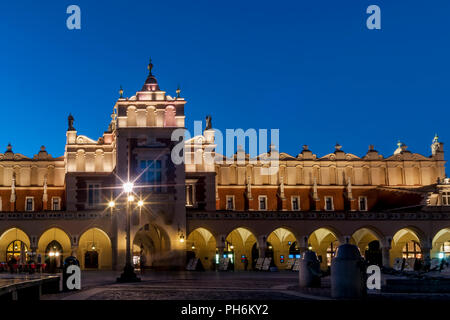 Belle vue de Halle aux Draps (Sukiennice) dans l'heure bleue, centre historique de Cracovie, Pologne, et de la place principale du marché Banque D'Images