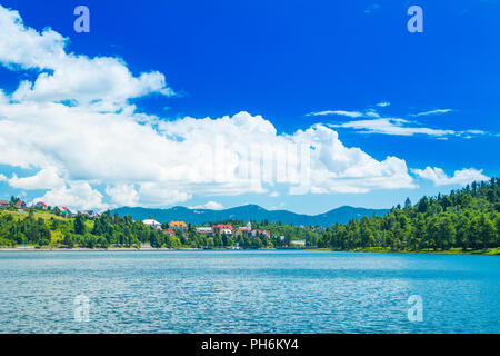 Panorama de la belle ville de Fuzine, sur le lac Bajer, Gorski kotar, Croatie Banque D'Images