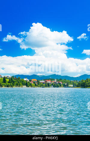 Panorama de la belle ville de Fuzine, sur le lac Bajer, Gorski kotar, Croatie Banque D'Images