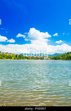 Panorama de la belle ville de Fuzine, sur le lac Bajer, Gorski kotar, Croatie Banque D'Images