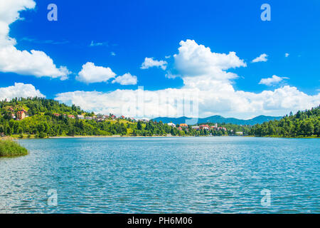 Panorama de la belle ville de Fuzine, sur le lac Bajer, Gorski kotar, Croatie Banque D'Images