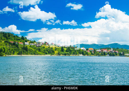 Panorama de la belle ville de Fuzine, sur le lac Bajer, Gorski kotar, Croatie Banque D'Images