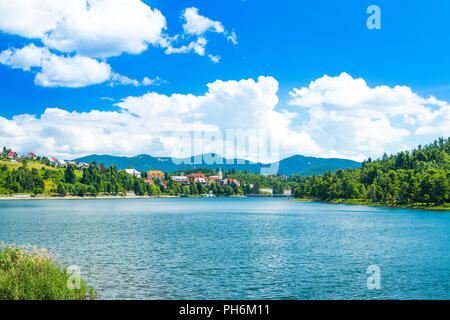 Panorama de la belle ville de Fuzine, sur le lac Bajer, Gorski kotar, Croatie Banque D'Images