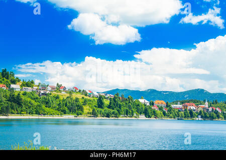 Panorama de la belle ville de Fuzine, sur le lac Bajer, Gorski kotar, Croatie Banque D'Images