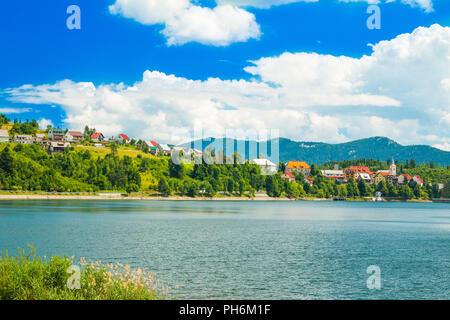 Panorama de la belle ville de Fuzine, sur le lac Bajer, Gorski kotar, Croatie Banque D'Images