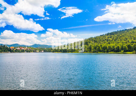 Panorama de la belle ville de Fuzine, sur le lac Bajer, Gorski kotar, Croatie Banque D'Images