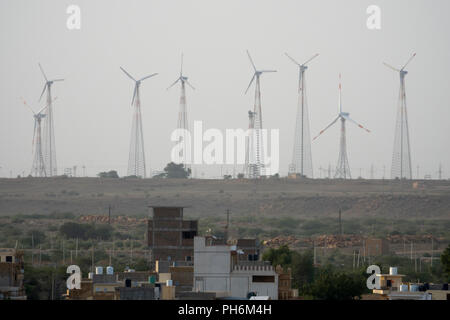 Les éoliennes de centrales éoliennes dans le désert de Thar près de Jaisalmer, Rajasthan, India Banque D'Images