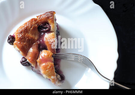 Manger une tranche de la vendange foulée, gâteau typiquement italien, directement au-dessus, fond noir Banque D'Images