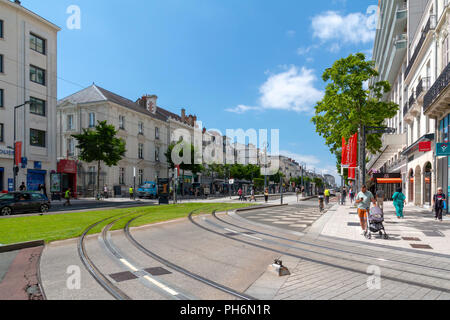 Angers, Pays de la Loire, France - 3 juillet 2018 : Boulevard du Maréchal Foch à Angers avec personnes shopping sur une chaude journée d'été Banque D'Images