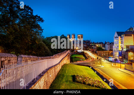 Vue vers Lendal Bridge et York Minster de murs Bar au crépuscule, York, Royaume-Uni. Banque D'Images