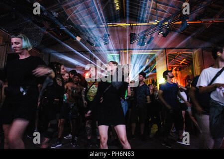 Danemark, copenhague - 10 août, 2018. Concert des amateurs et mélomanes assister à un des nombreux concerts en direct au cours de l'Electronic Music Festival 2018 festival STRØM à Copenhague. (Photo crédit : Gonzales Photo - Malthe Ivarsson). Banque D'Images