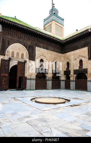 Cour intérieure et minaret de madrasa Bou Inania Banque D'Images