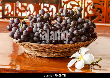 Raisins frais dans un panier Banque D'Images