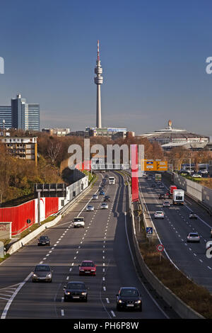 L'autoroute A40 et tour de télévision Florian Dortmund Banque D'Images