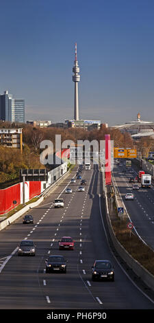 L'autoroute A40 et tour de télévision Florian Dortmund Banque D'Images