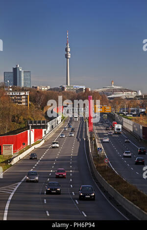 L'autoroute A40 et tour de télévision Florian Dortmund Banque D'Images