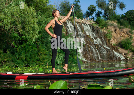 Belle femme a le surf dans une belle journée ensoleillée Banque D'Images