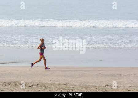 Goa, Inde - Juillet 8, 2018 - Les touristes et les habitants sur la plage de Palolem - Goa Banque D'Images