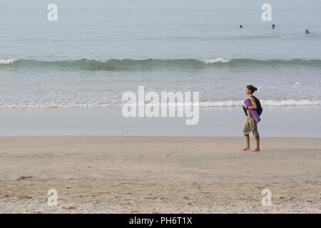 Goa, Inde - Juillet 8, 2018 - Les touristes et les habitants sur la plage de Palolem - Goa Banque D'Images