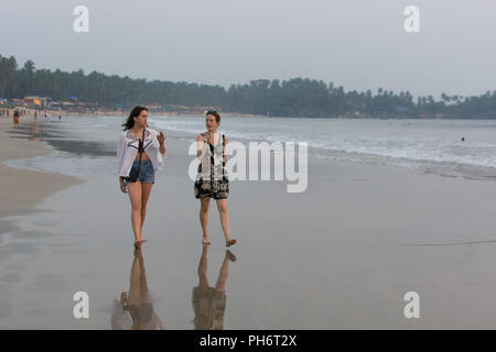 Goa, Inde - Juillet 8, 2018 - Les touristes et les habitants sur la plage de Palolem - Goa Banque D'Images