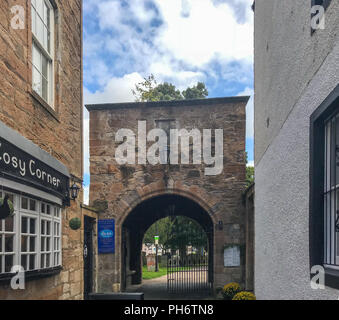 Ayr, Ecosse, UK - 29 août 2018 : l'entrée principale de l'Auld Kirk date du 16ème siècle (1656) et se trouve avec son ancienne graveyar Banque D'Images