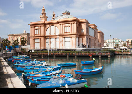 Teatro Margherita et port, Bari, Pouilles, Italie, Europe Banque D'Images