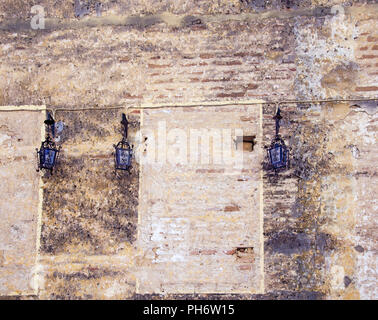 Trois lampes noir sur le mur en pierre ancienne cathédrale Banque D'Images