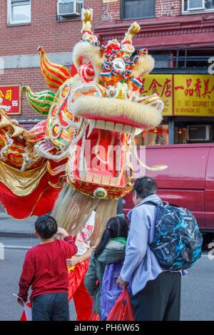 Les gens célébrer au cours d'une parade dans le taïwanais Lower East Side de Manhattan, New York, NY, USA. Banque D'Images