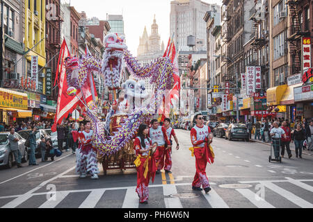 Les gens célébrer au cours d'une parade dans le taïwanais Lower East Side de Manhattan, New York, NY, USA. Banque D'Images